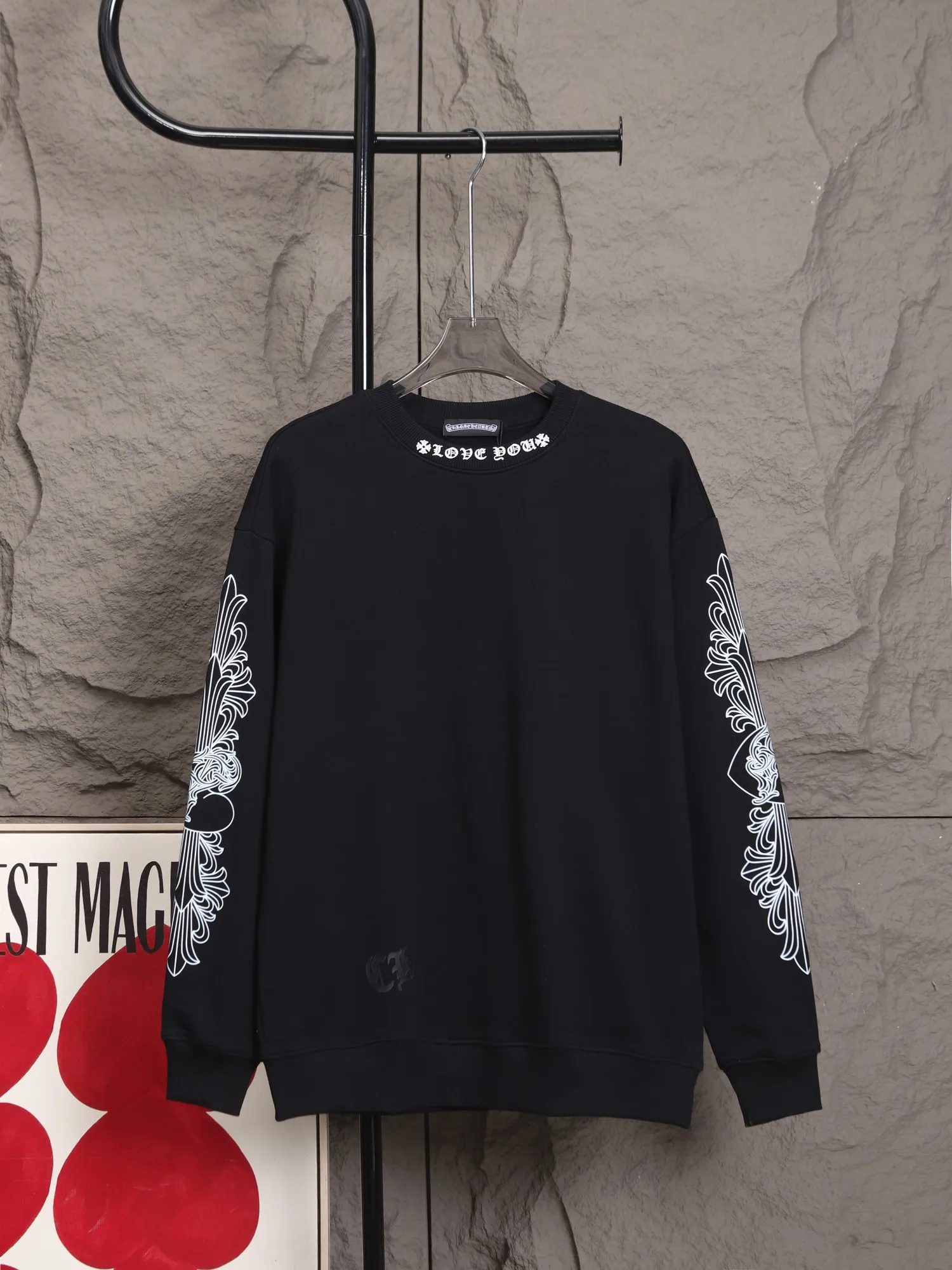 P240 top version Crow Heart Sweatshirt Controller, check it out! The DNA of this wave of outfits has moved directly!   The black model is perfect for coolness. The iconic Sanskrit on the neckline and the criss-cross arm design on the sleeves give it a dark and high-end feel. Wear it casually and you will look like a street trendy person. The white model is clean and classy, ​​simple yet with a sense of detail. It is perfect for daily pairing with jeans or overalls. It can turn into a cool trendy man or woman in an instant!   Both models have great texture and are very comfortable on the upper body. This kind of handsome and attitude-oriented item is a must-have in your autumn and winter wardrobe! #ChromeHearts #hoodiewear #trend single product #ootd